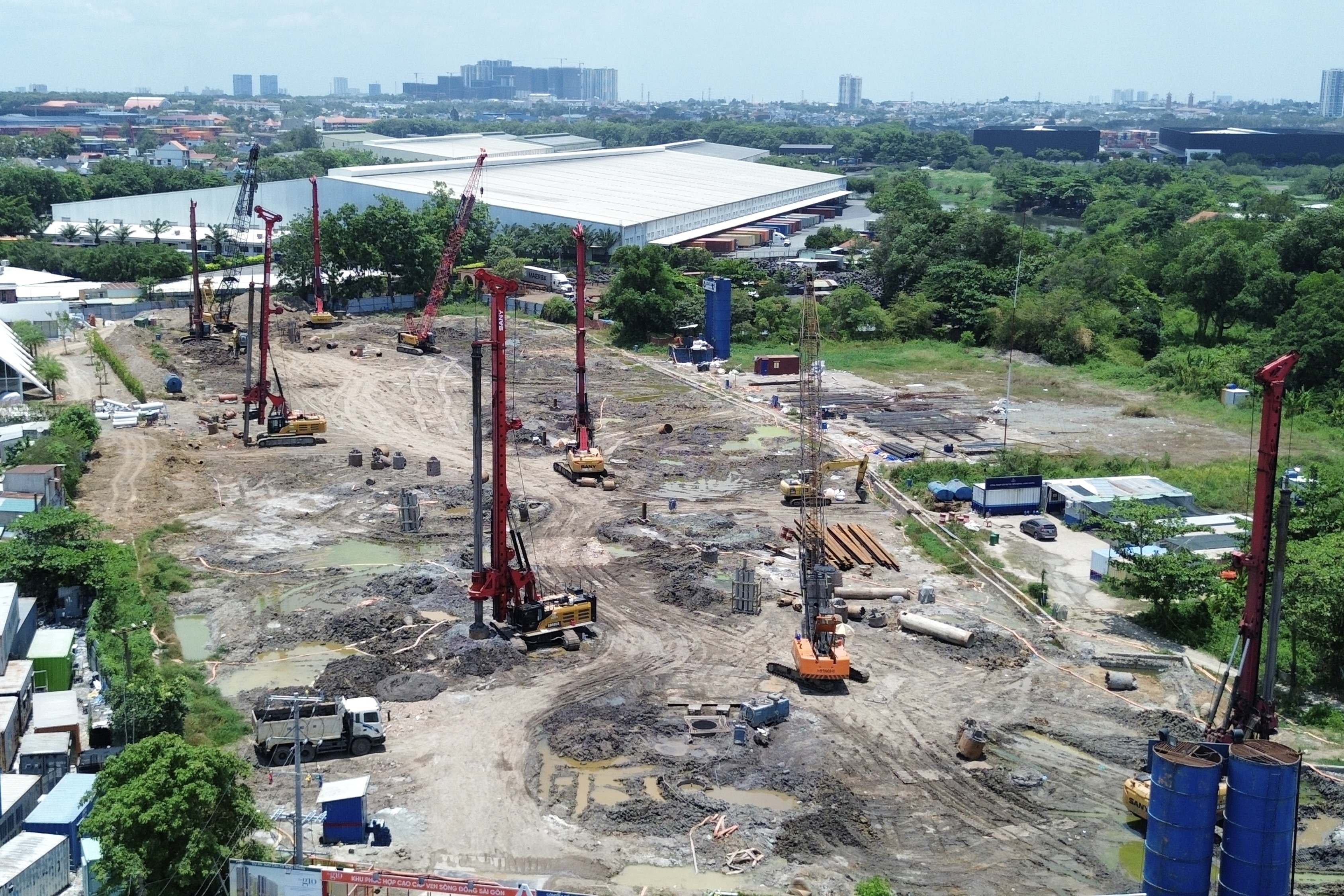 Ống kim loại rơi khiến một kỹ sư tử vong ở Bình Dương