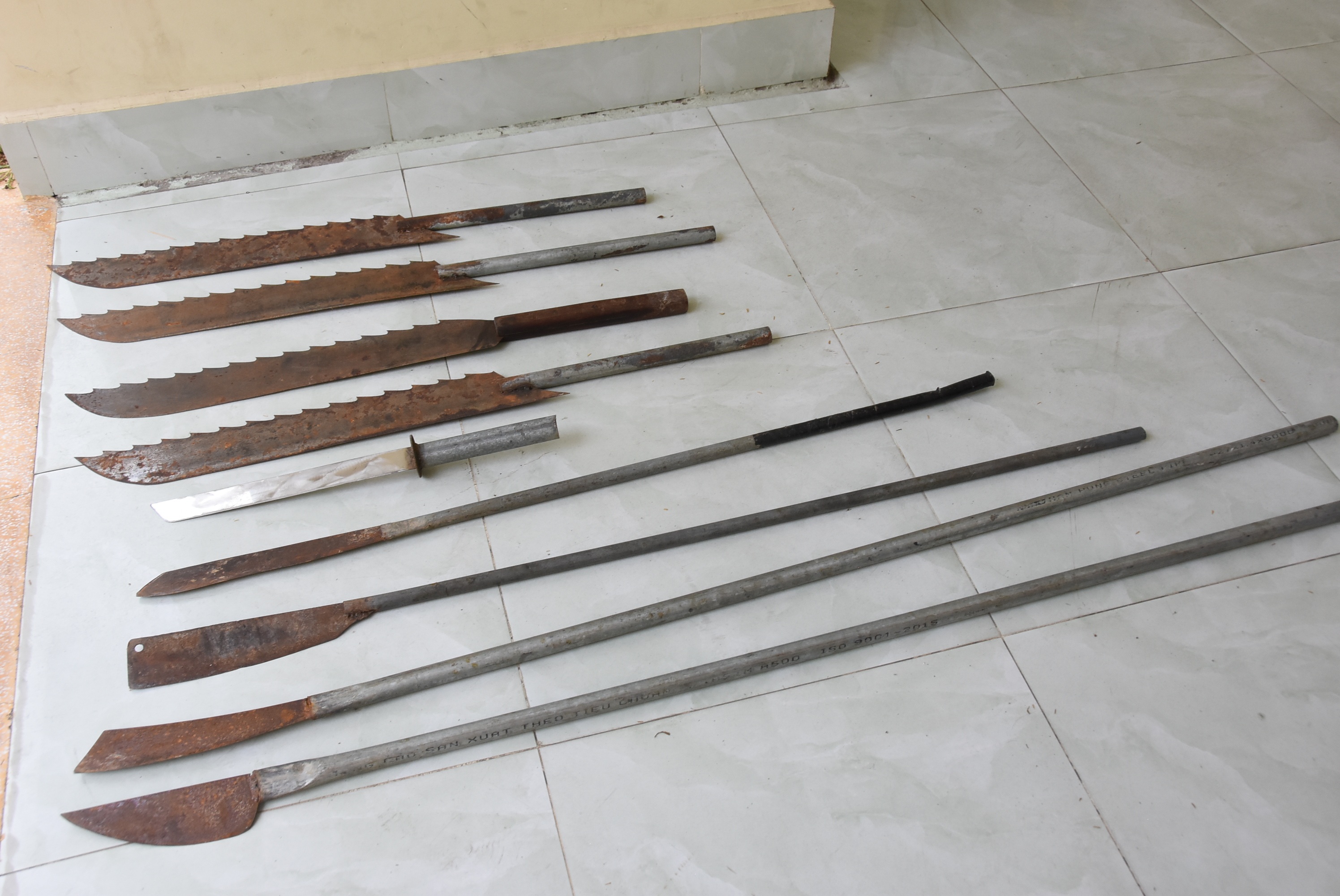 Triệu tập 24 thanh thiếu niên mang nhiều hung khí đi đánh nhau