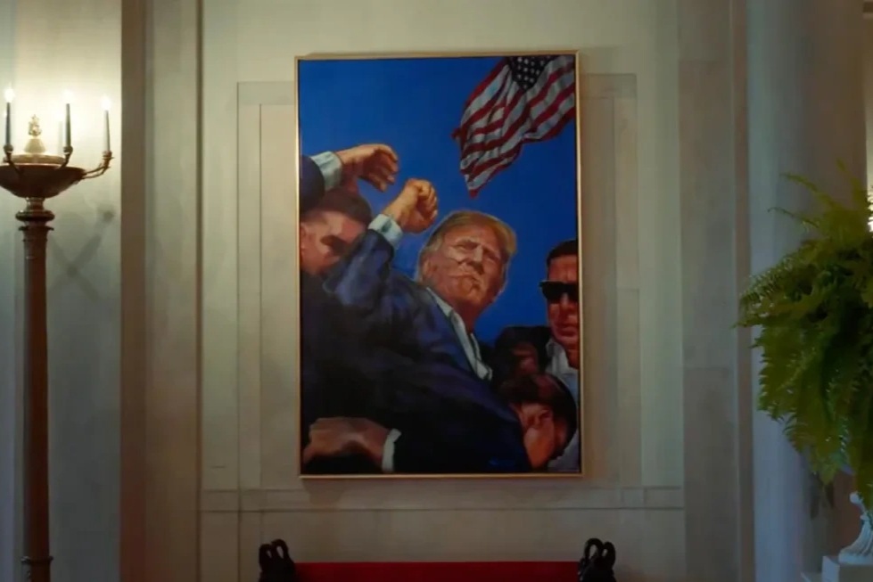 Ông Trump treo bức tranh tái hiện cảnh bị ám sát hụt lên tường Nhà Trắng
