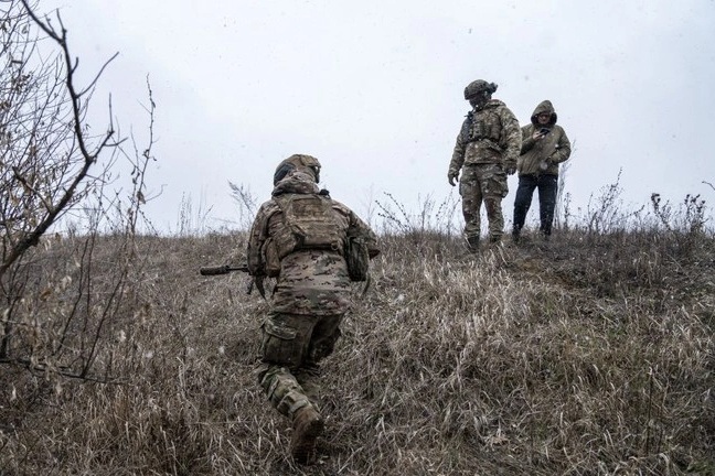 Ukraine lo bị bao vây trên tiền tuyến