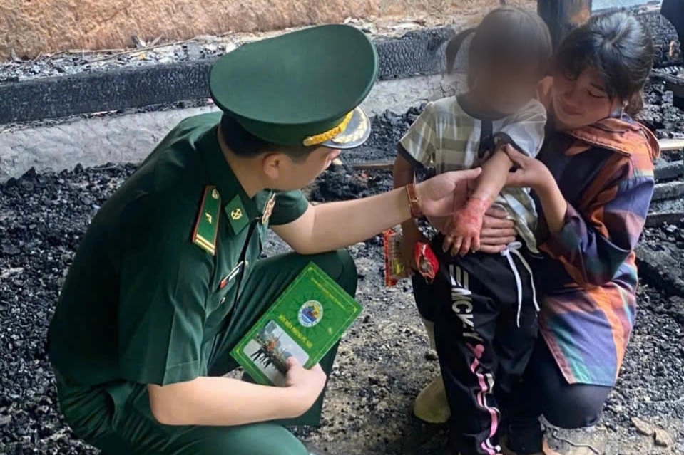 Giải cứu cháu bé 4 tuổi mắc kẹt trong căn nhà cháy