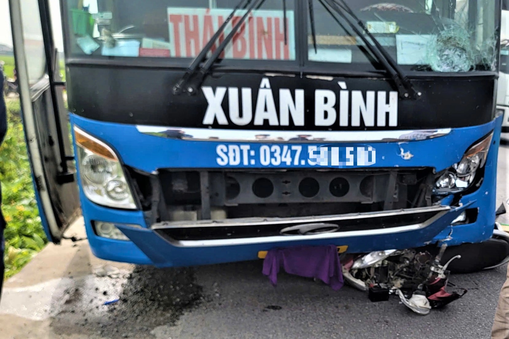 Xe máy lọt gầm ô tô khách, 2 người tử vong