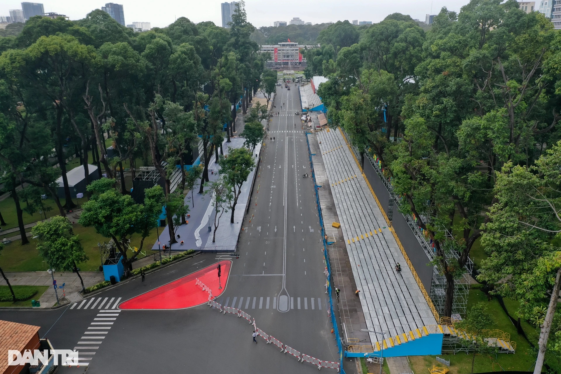 Sân khấu, khán đài chuẩn bị cho đại lễ 30/4 ở TPHCM dần hoàn thiện