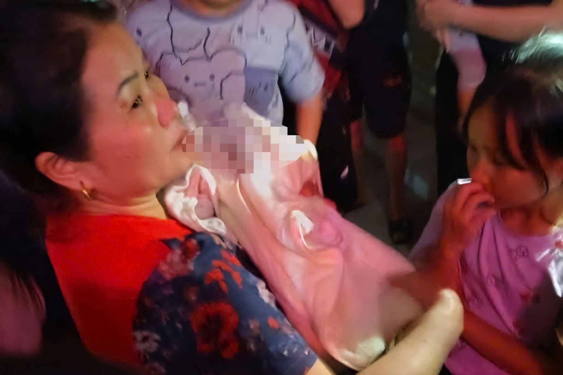 Bé trai vài tháng tuổi bị bỏ lại trong đêm trước cửa nhà dân