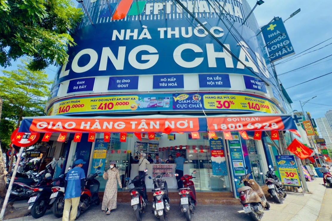 Long Châu phủ cờ Tổ quốc ở hơn 2.025 nhà thuốc trên toàn quốc nhân dịp 30/4-1/5