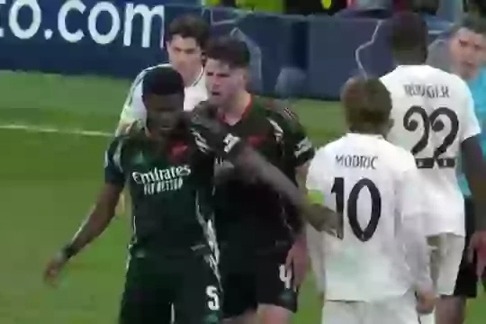 Arsenal trả giá đắt cho tấm vé vào bán kết vì hành động lãng xẹt