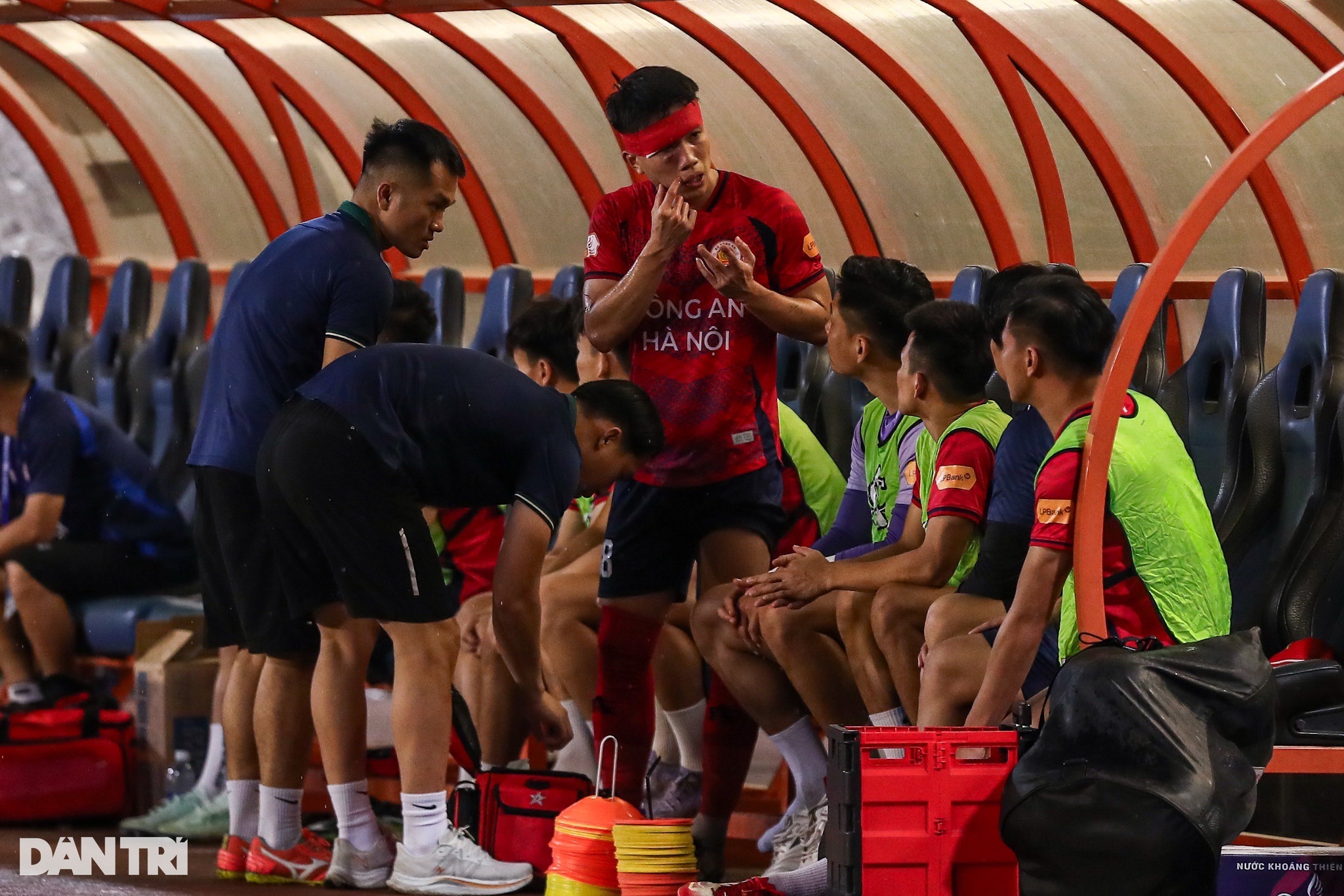 Cựu tuyển thủ U23 Việt Nam khoác áo CLB CAHN chấn thương phải nhập viện