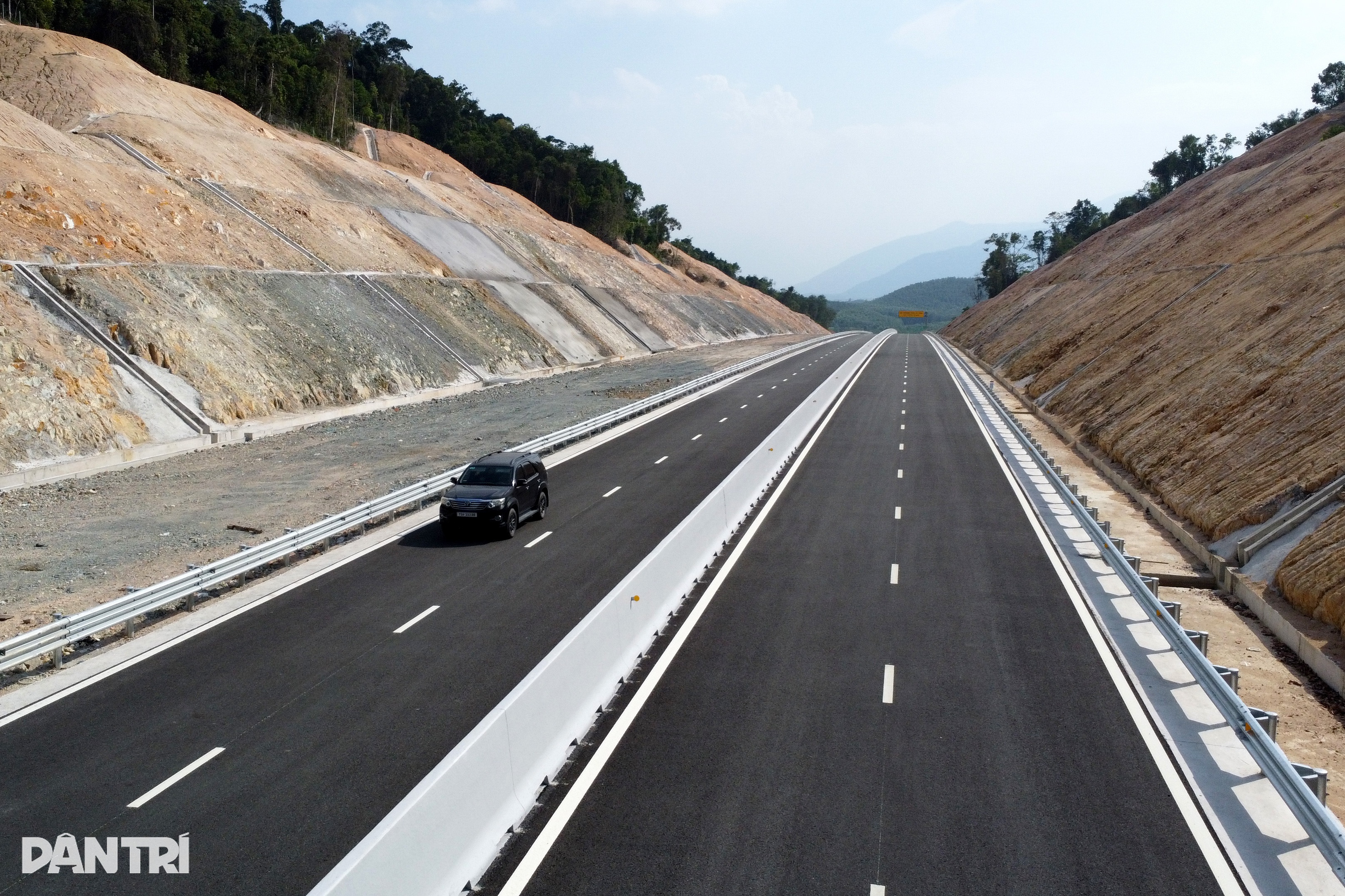 Hơn 70km cao tốc Vân Phong - Nha Trang trước ngày thông xe