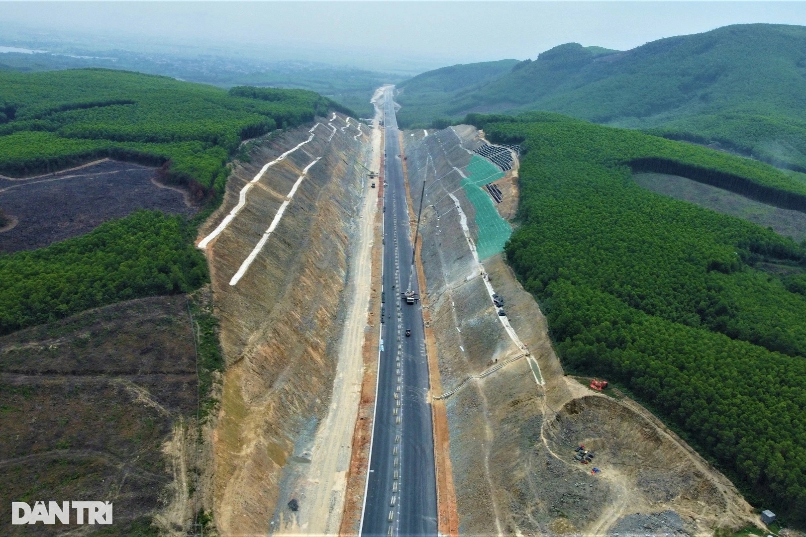 Toàn cảnh cao tốc kết nối đến phía nam Hà Tĩnh, nhiều đoạn xuyên đồi