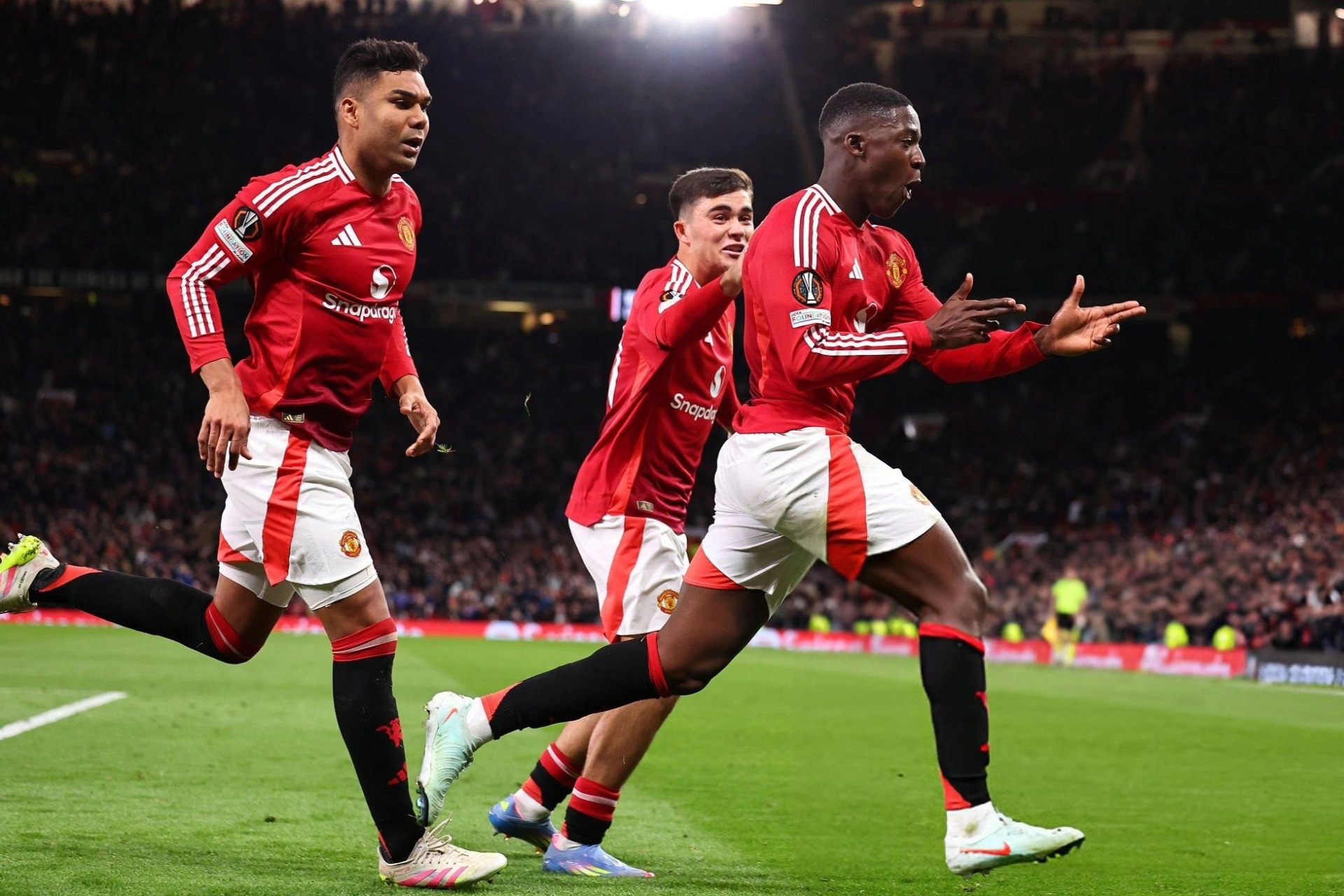 Người hùng không ngờ trong màn ngược dòng "điên rồ" của Man Utd
