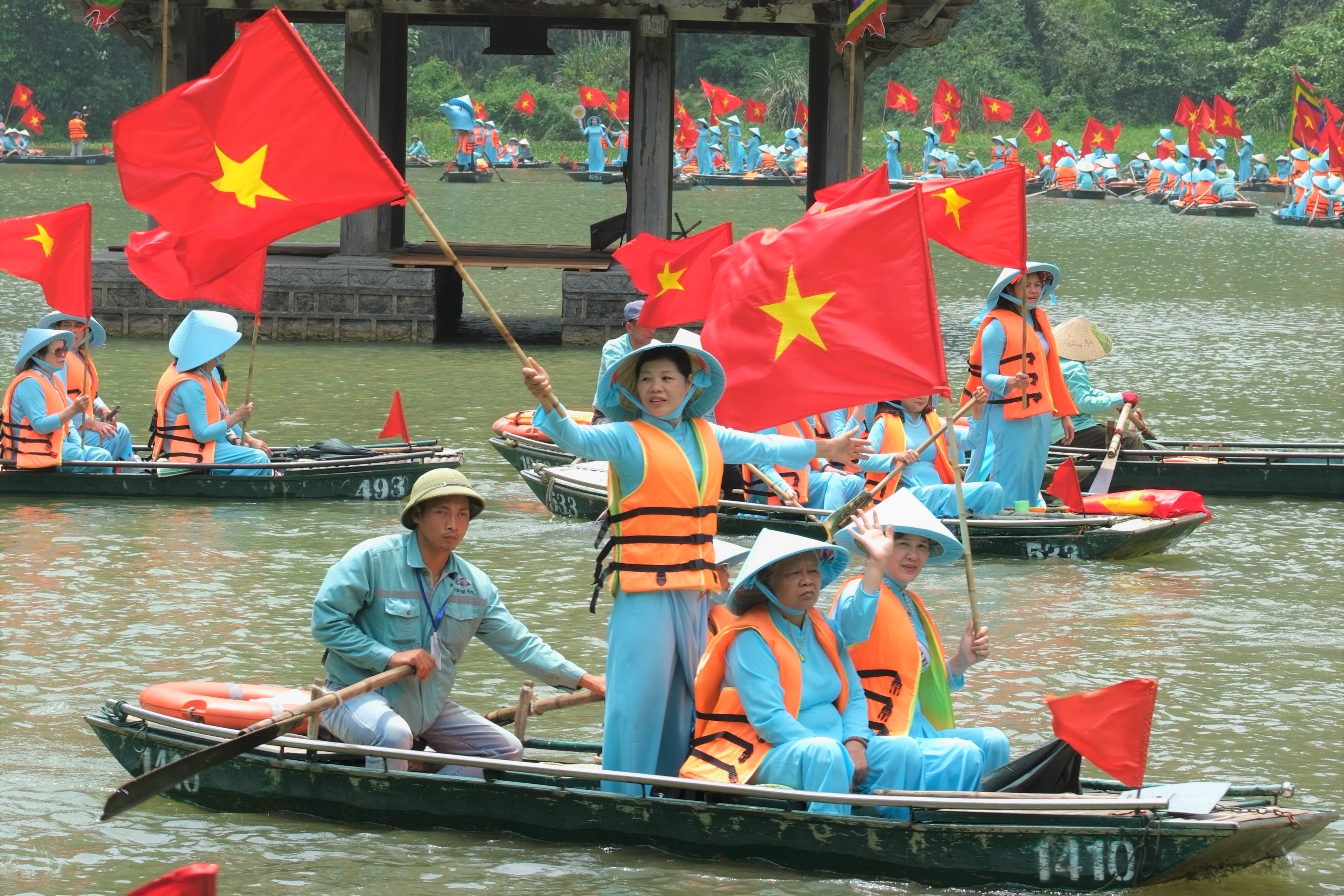 1.100 phụ nữ mặc áo dài, đội nón lá đi thuyền ở Tràng An