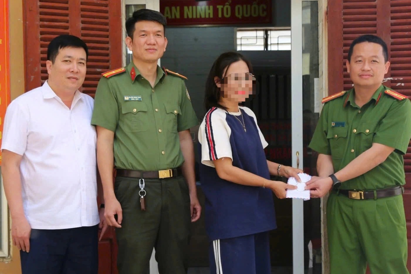 Vị khách Hà Nội bất ngờ nhận lại lắc tay trăm triệu đồng rơi ở sân bay Vinh