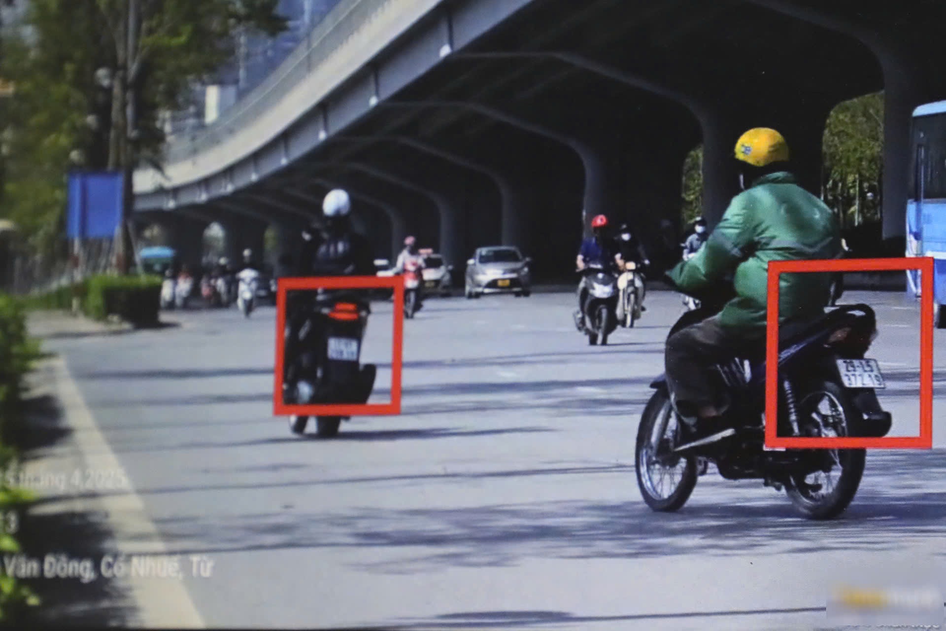 Hàng loạt tài xế xe máy vượt đèn đỏ, đi ngược chiều ở Hà Nội bị phạt nguội