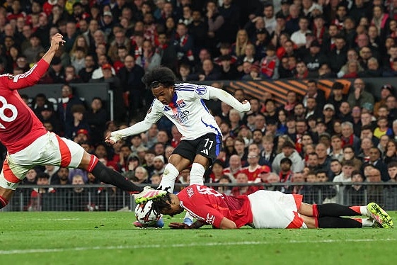 Leny Yoro dũng cảm dùng đầu cản bóng, cứu thua cho Man Utd