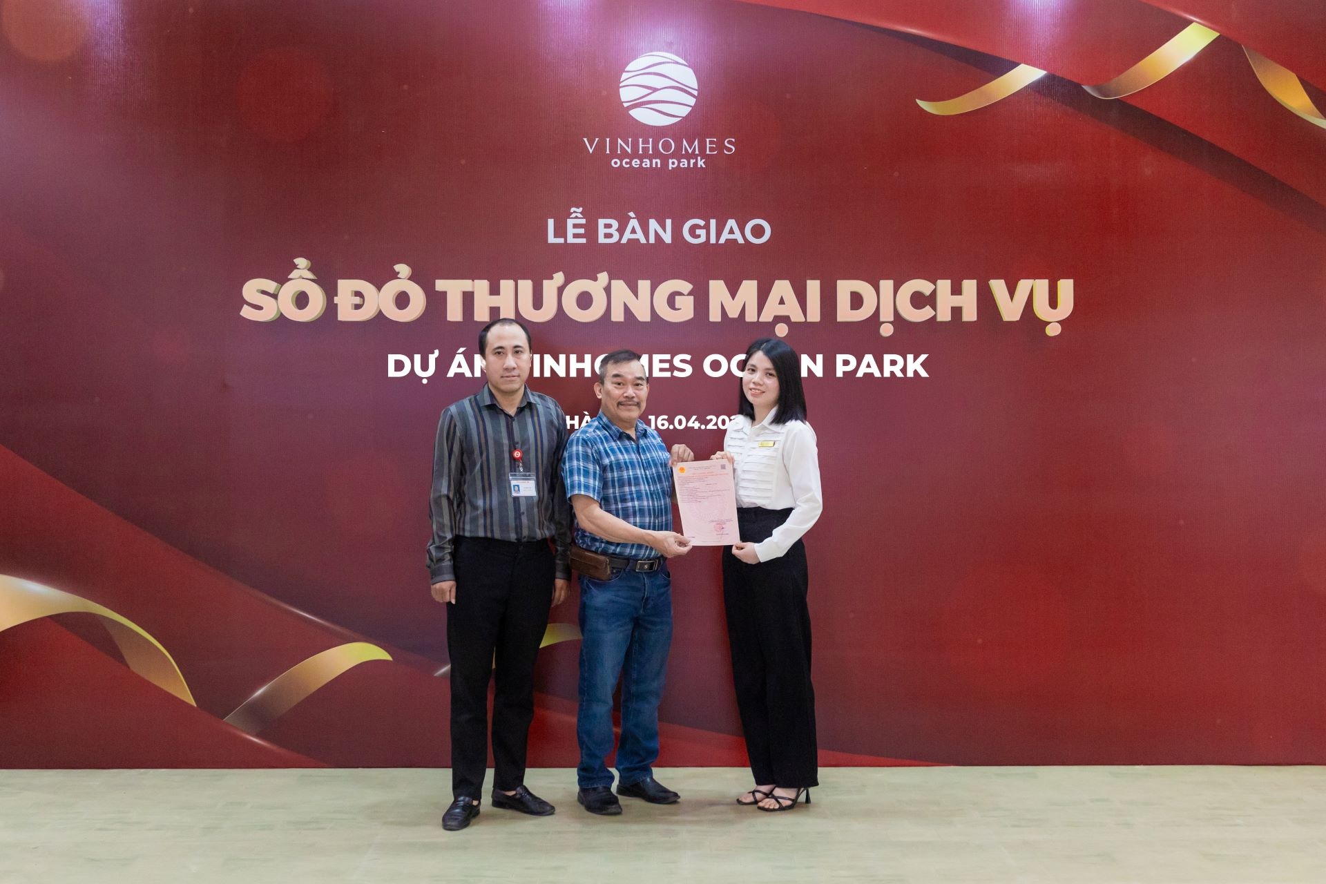 Người mua nhà thấp tầng Vinhomes Ocean Park nhận sổ đỏ