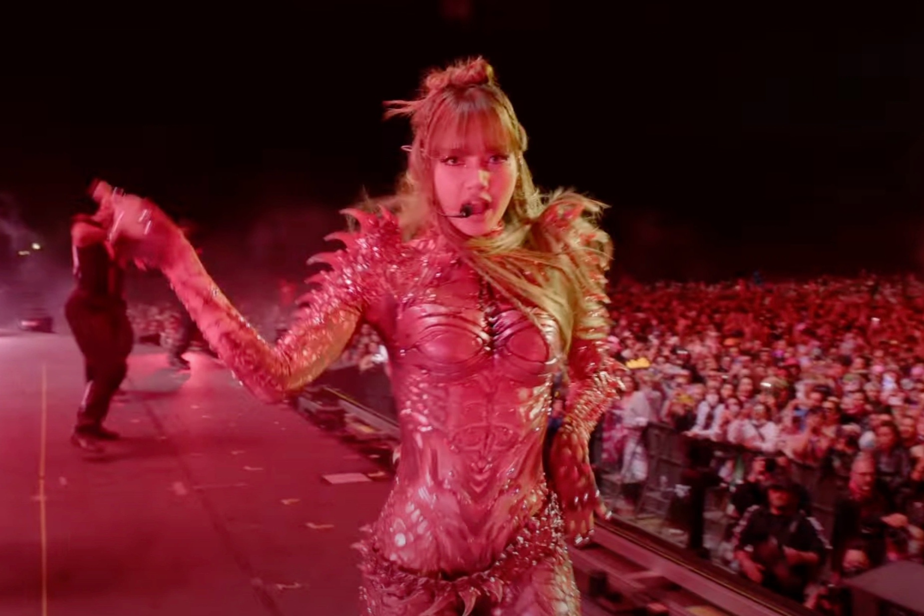 Lisa trở lại gây sốt, diện váy áo khoe thân hình gợi cảm tại Coachella 2025