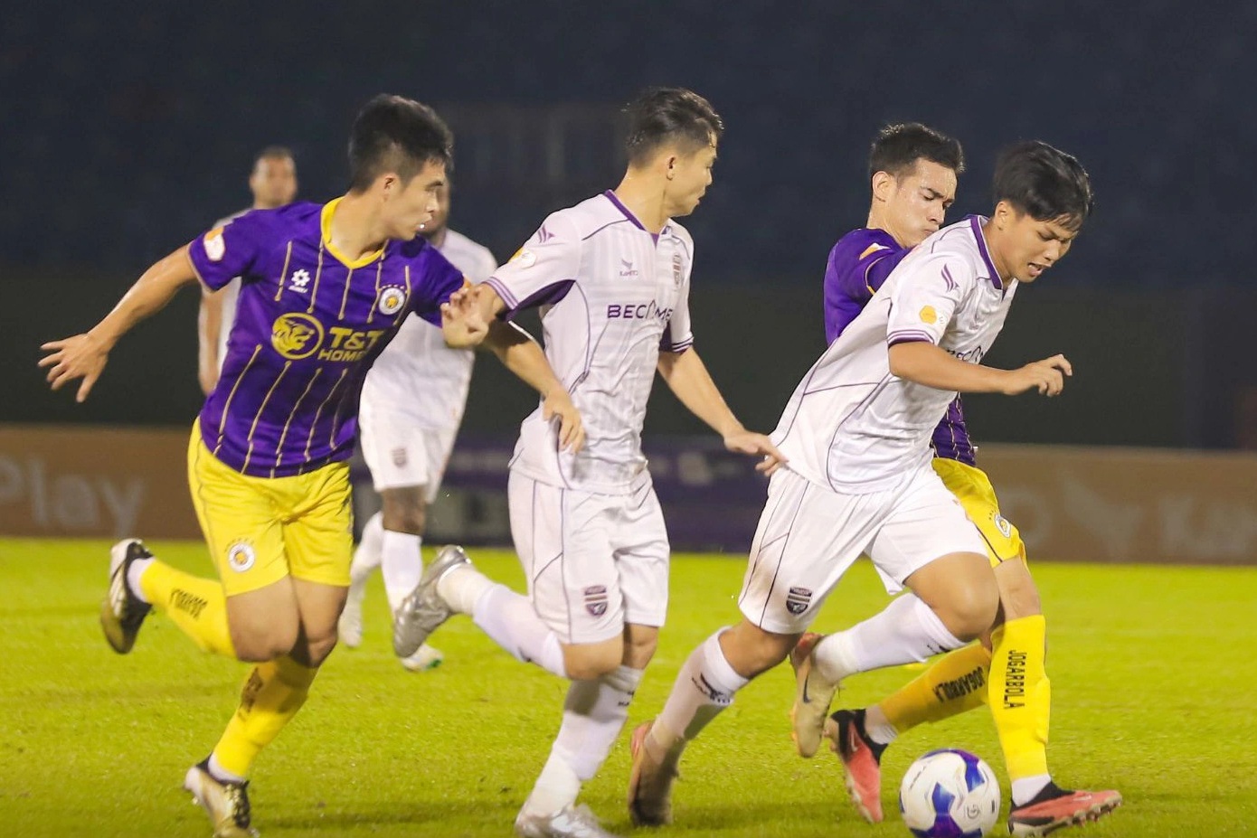 Hà Nội FC áp sát ngôi đầu V-League, CLB Thanh Hóa đánh bại Thể Công Viettel