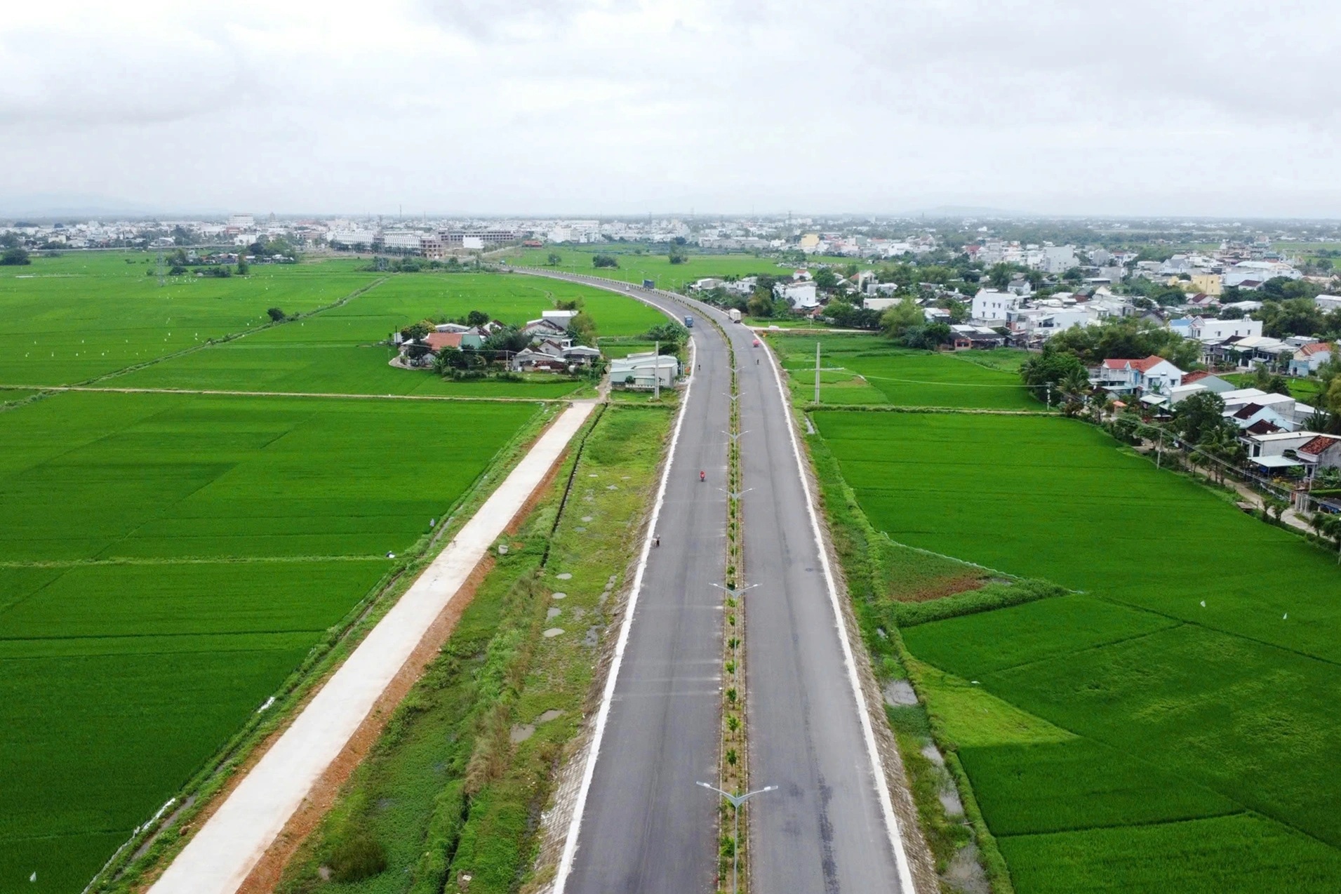 Khánh thành tuyến đường nghìn tỷ đến đầm nước mặn lớn nhất Bình Định