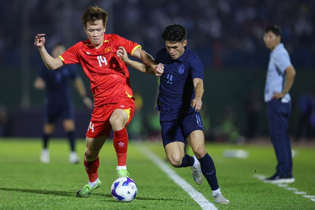 Xác định 17 cầu thủ Đông Nam Á được HLV Kim Sang Sik chọn đấu Man Utd