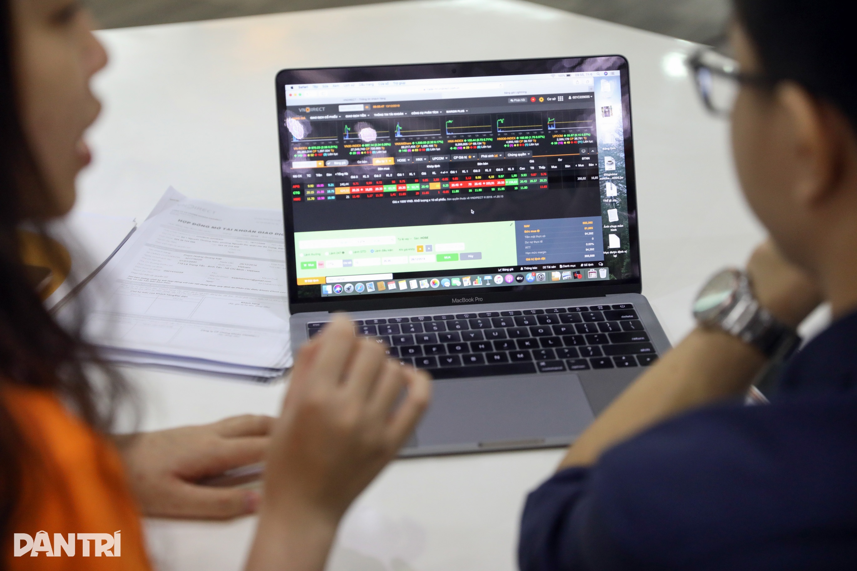 Nhóm cổ phiếu Vingroup ngược dòng, chứng khoán vẫn giảm