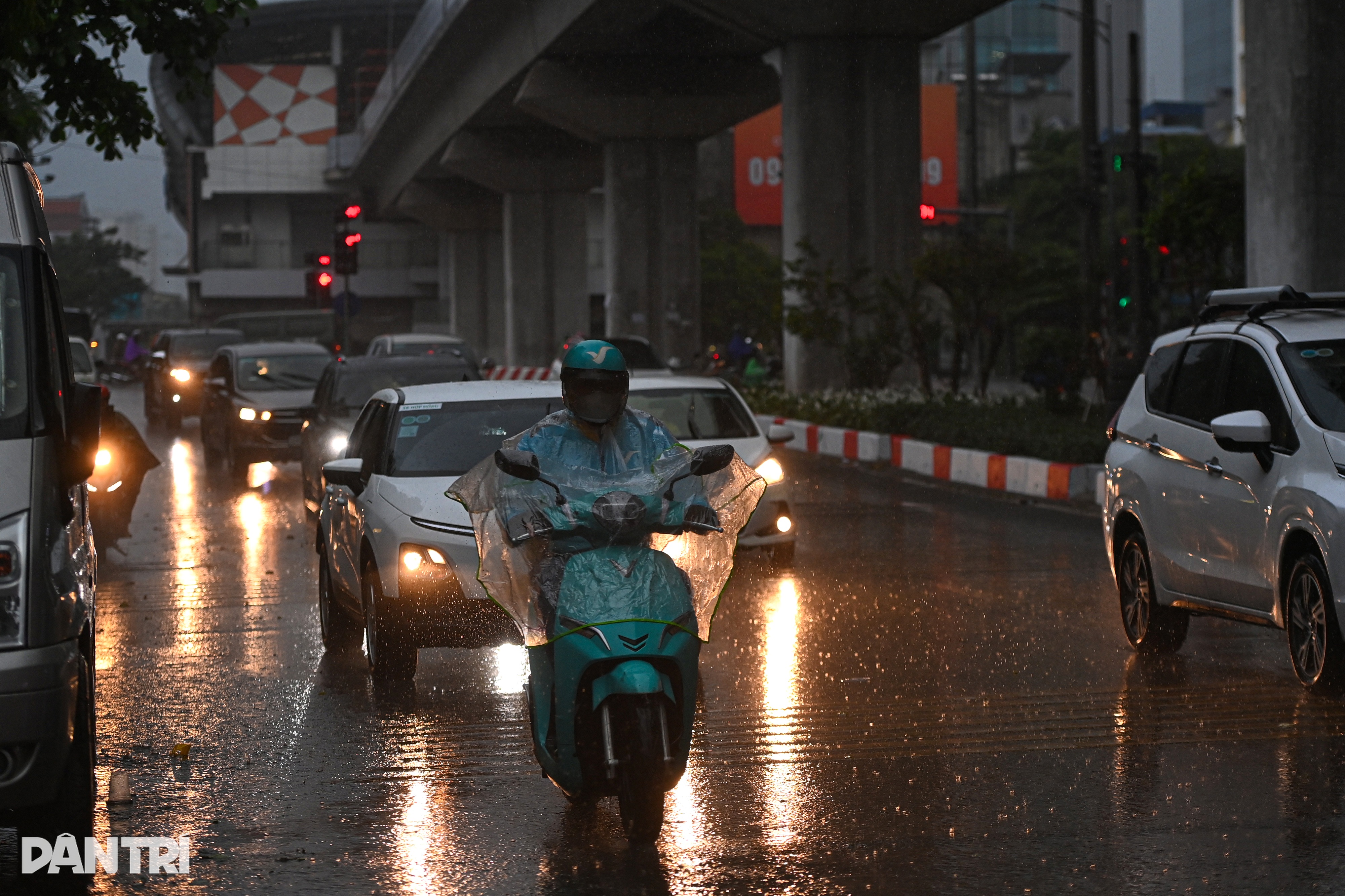 Hà Nội: Mây đen cuồn cuộn kèm mưa giông, xe cộ bật đèn giữa ban ngày