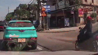 Tài xế taxi va quệt với thai phụ rồi bỏ chạy