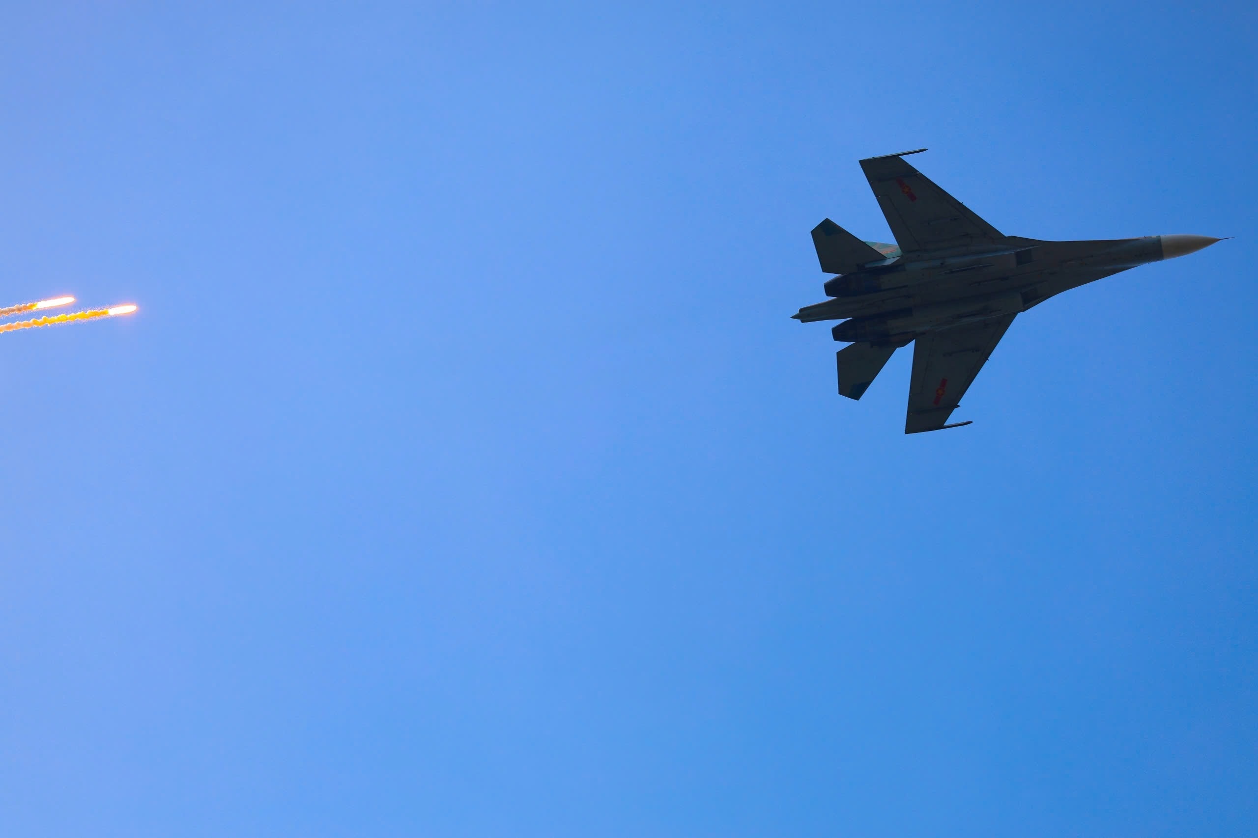 Tiêm kích Su-30MK2 tập luyện thả bẫy nhiệt trên bầu trời Đồng Nai