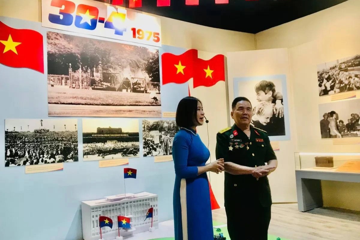 Cựu pháo thủ Ngô Sỹ Nguyên xúc động ở trưng bày "Non sông liền một dải"