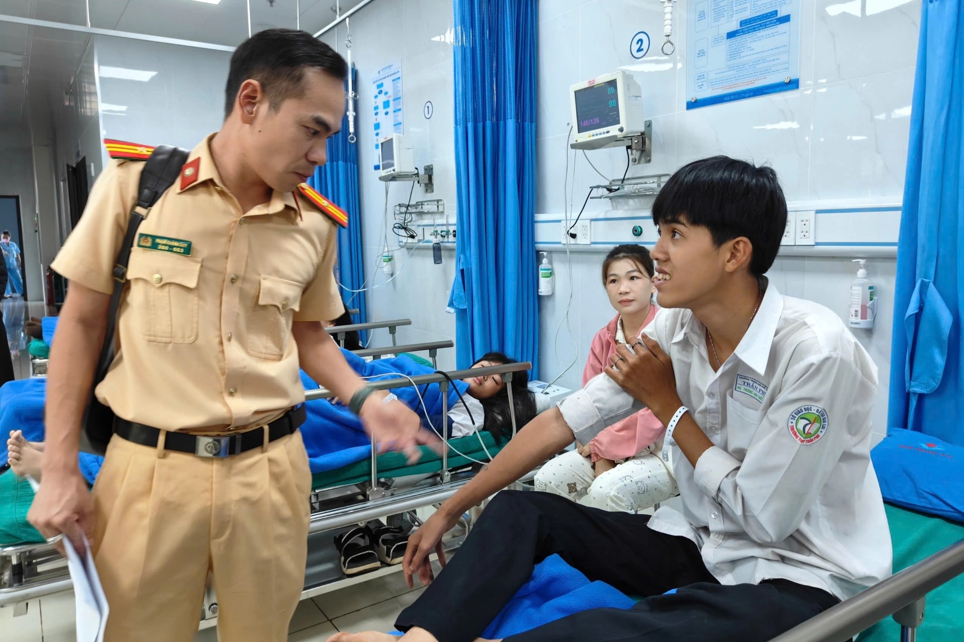 Ô tô chở học sinh lật ngửa, 11 em bị thương