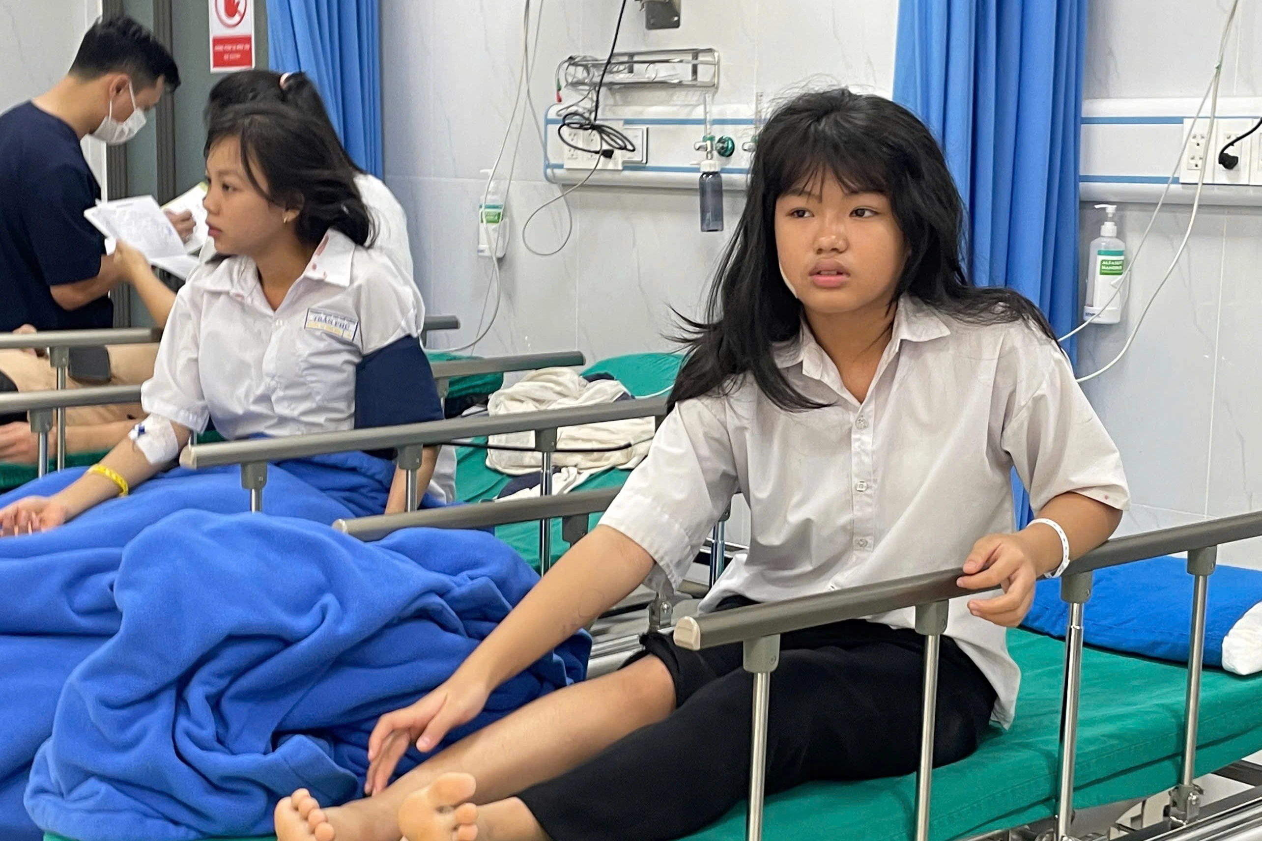 Vụ xe chở học sinh lật ngửa: Nhiều em mắc kẹt, hoảng loạn kêu cứu