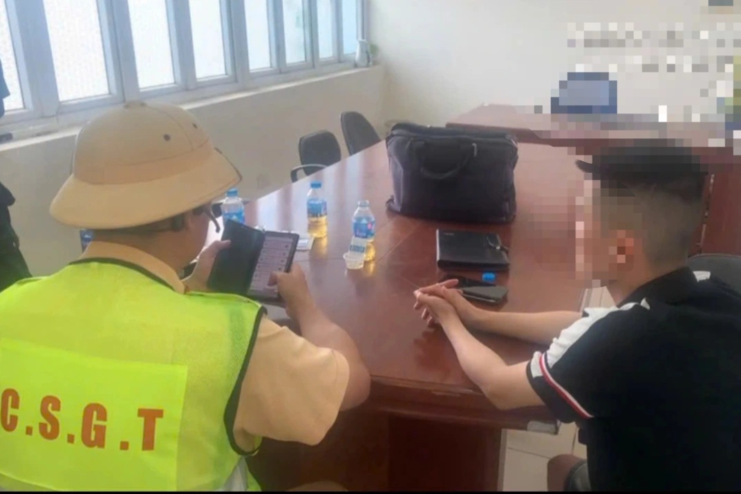 Tài xế ô tô ngủ trên cao tốc, "dính" cả ma túy và cồn