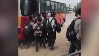 Học sinh chen lấn lên chiếc xe buýt "vừa đón khách vừa chạy"