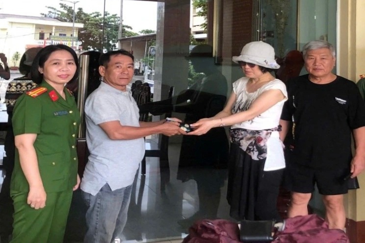 Du khách Hàn Quốc nhận lại chiếc ví đánh rơi ở Phú Quốc