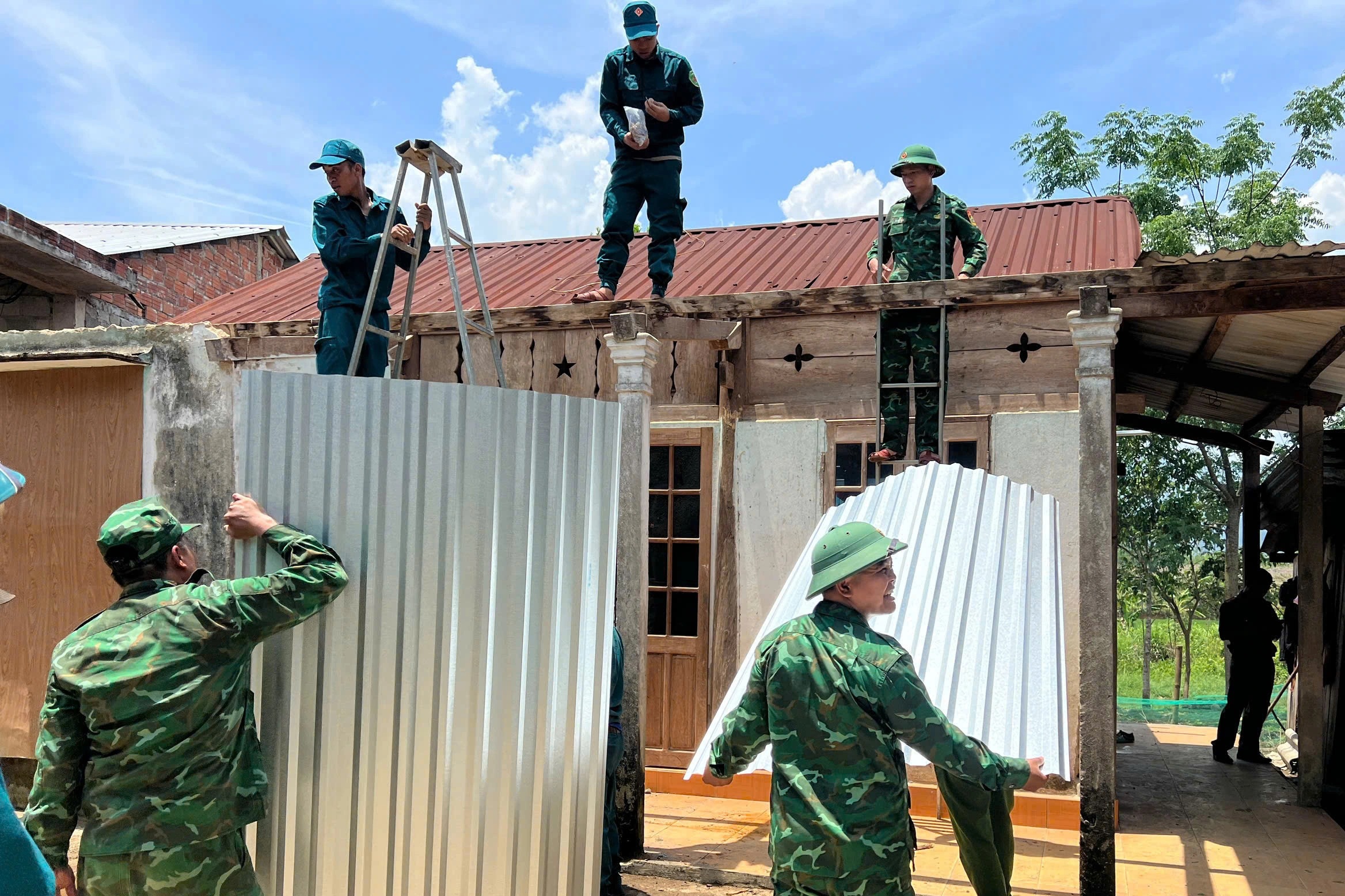 Dông lốc làm tốc mái 27 nhà dân và trường học ở thành phố Huế