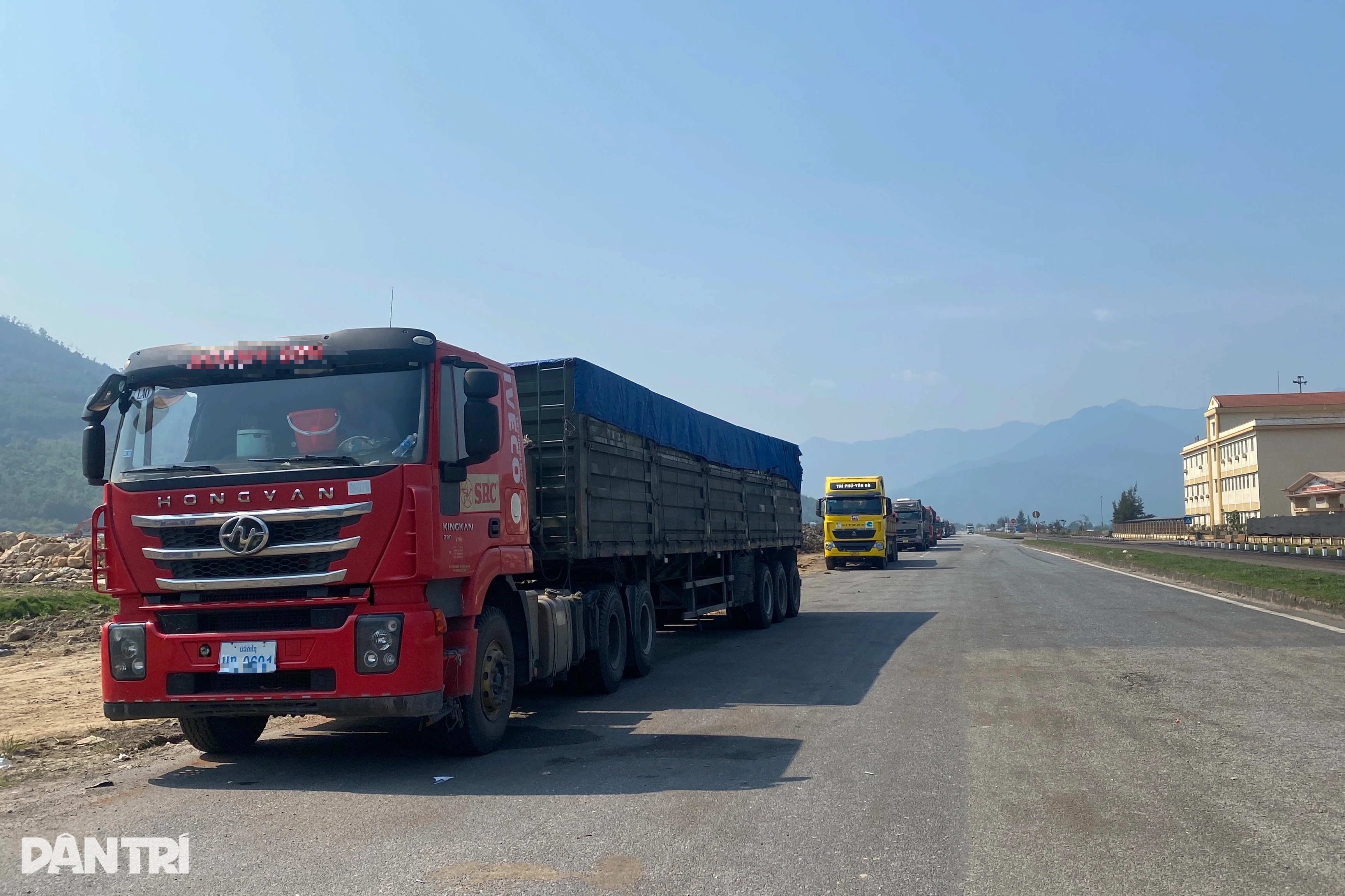 Xe chở than từ Lào về cảng Chân Mây giảm đột ngột khó hiểu