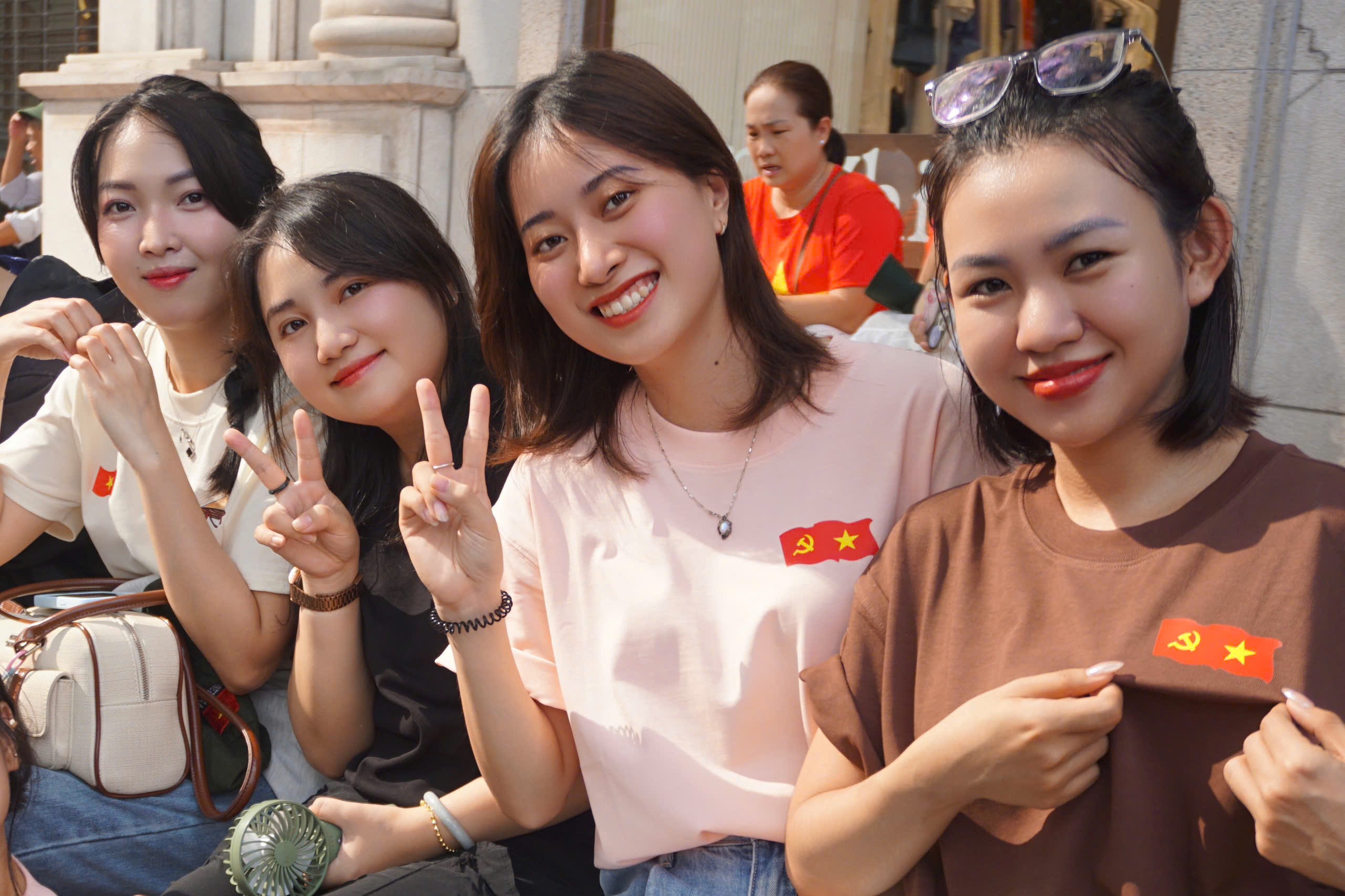 Nhiều cô gái xin tan ca sớm để xem sơ duyệt diễu binh ở TPHCM
