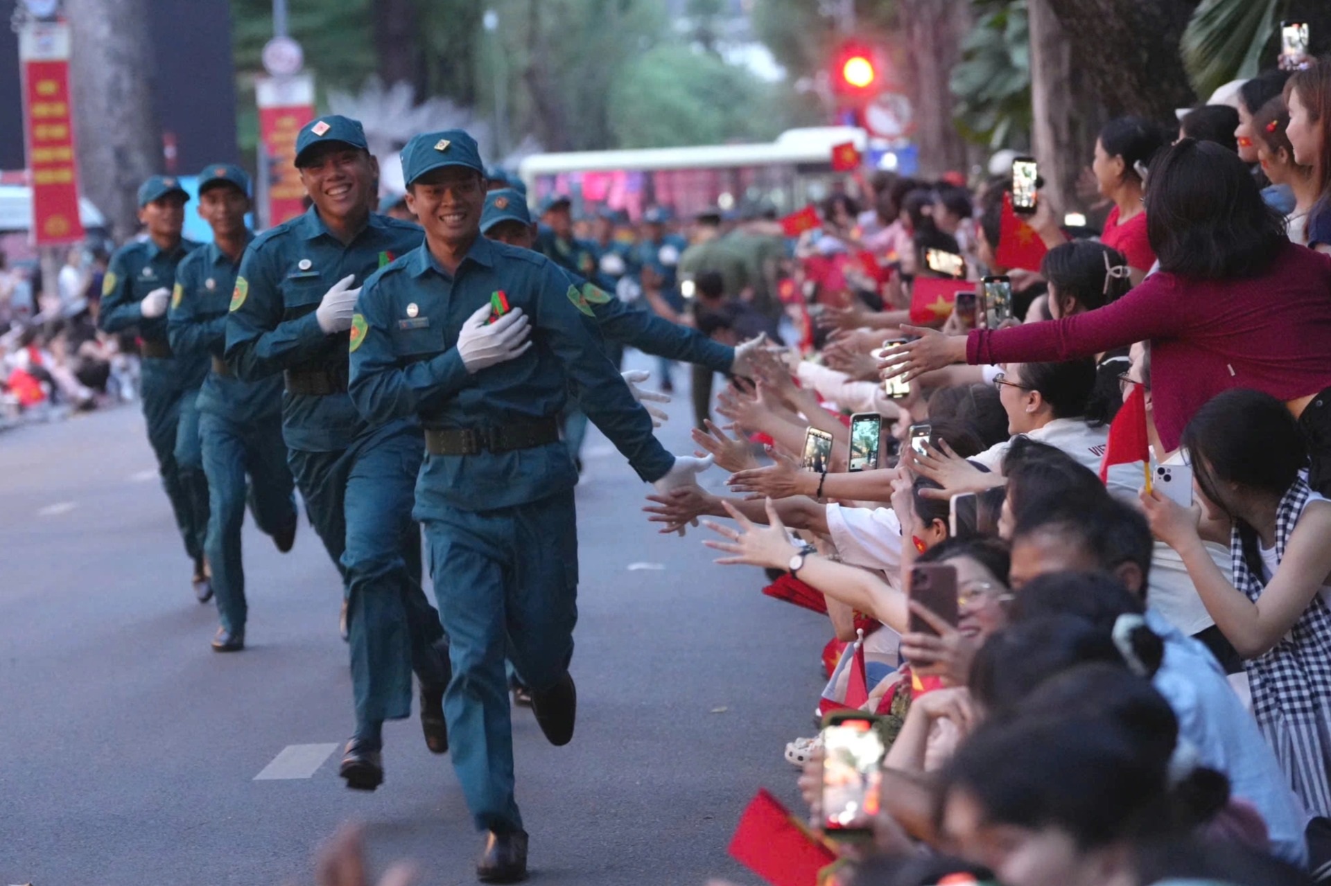 Chiến sĩ giao lưu với người dân TPHCM trước giờ sơ duyệt diễu binh