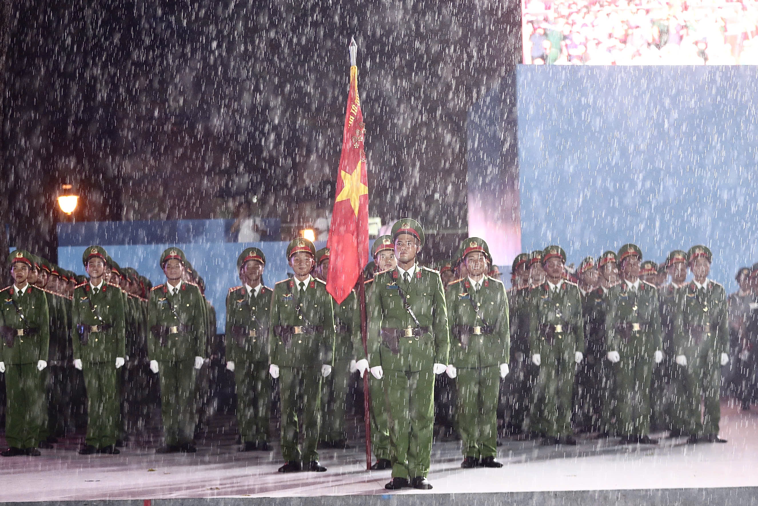TPHCM mưa to, chiến sĩ giữ đội hình, người dân vẫn ngồi chờ xem diễu binh