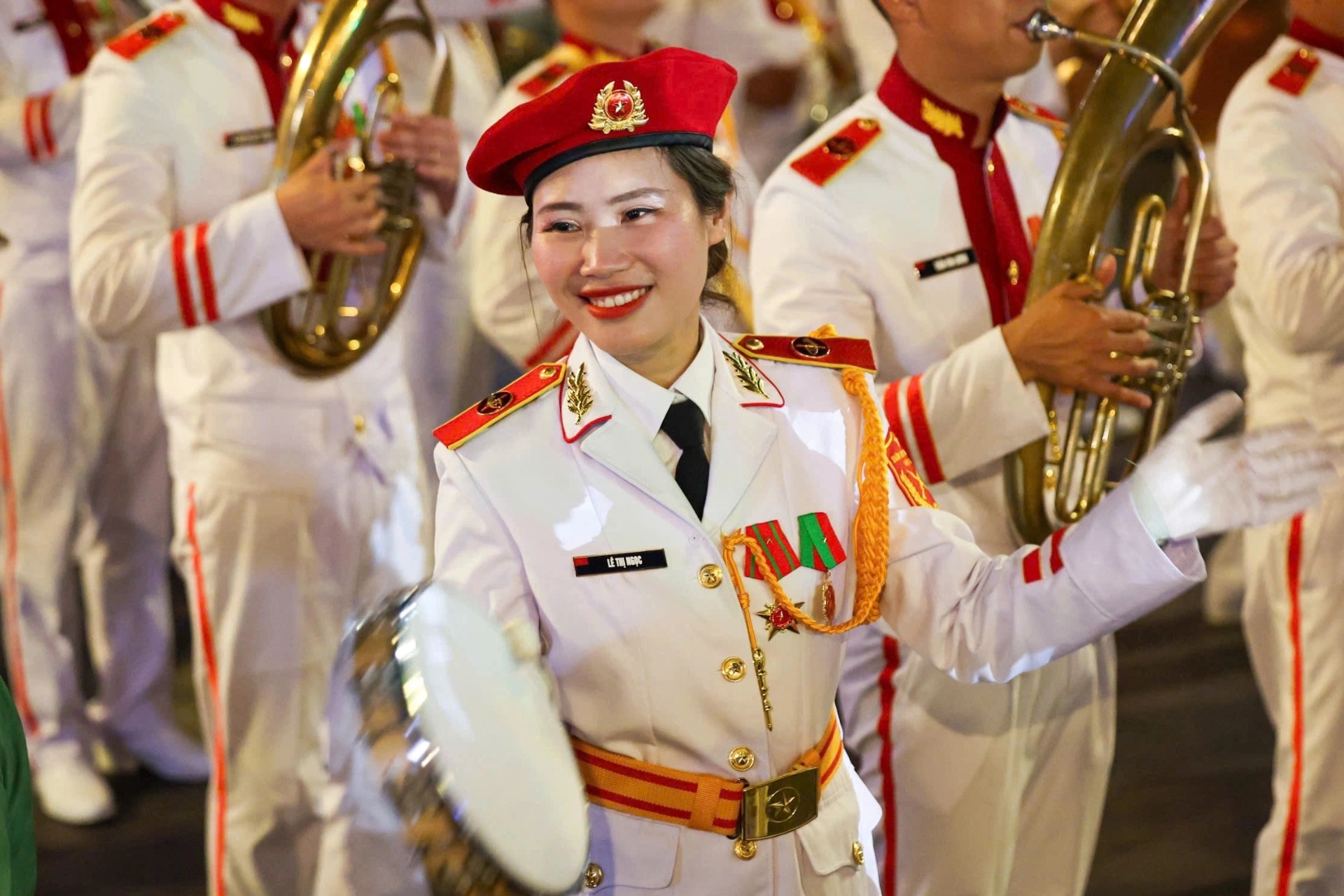 Lực lượng diễu binh qua các tuyến đường trung tâm TPHCM trong tiếng reo hò