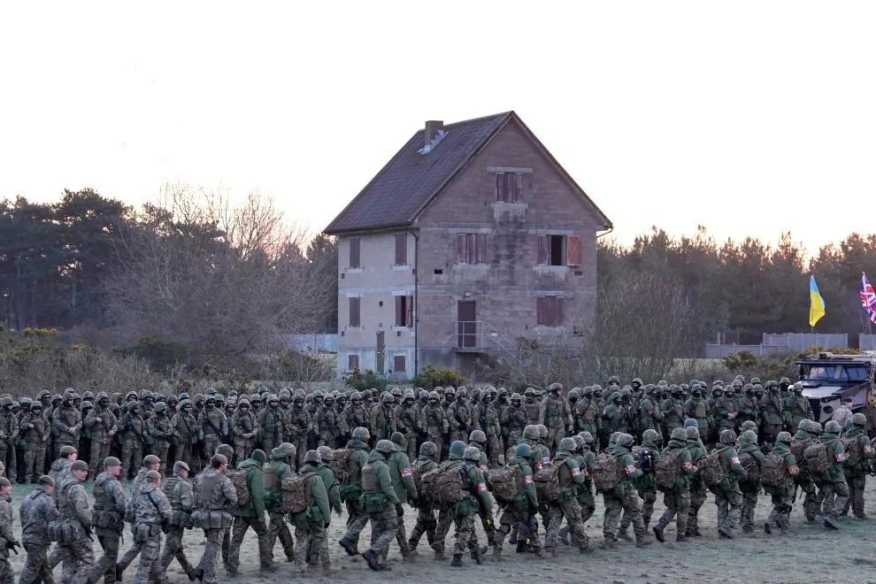 Anh hủy kế hoạch đưa 10.000 quân tới Ukraine