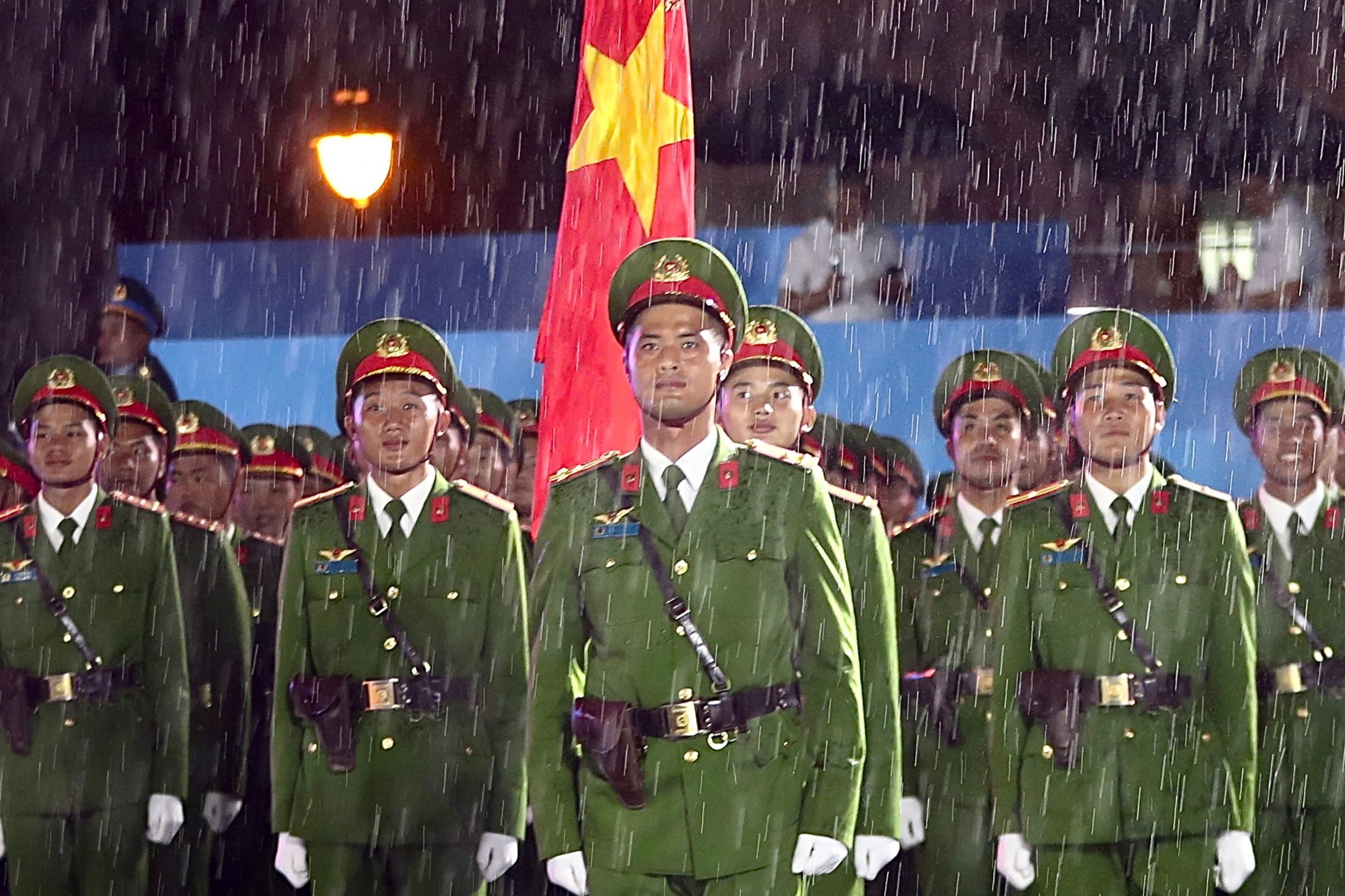 Chiến sĩ ướt đẫm, người dân TPHCM đội mưa to chờ xem diễu binh