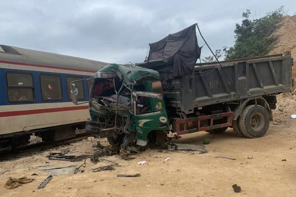 Tàu hỏa tông ô tô tải, tài xế mắc kẹt trong cabin