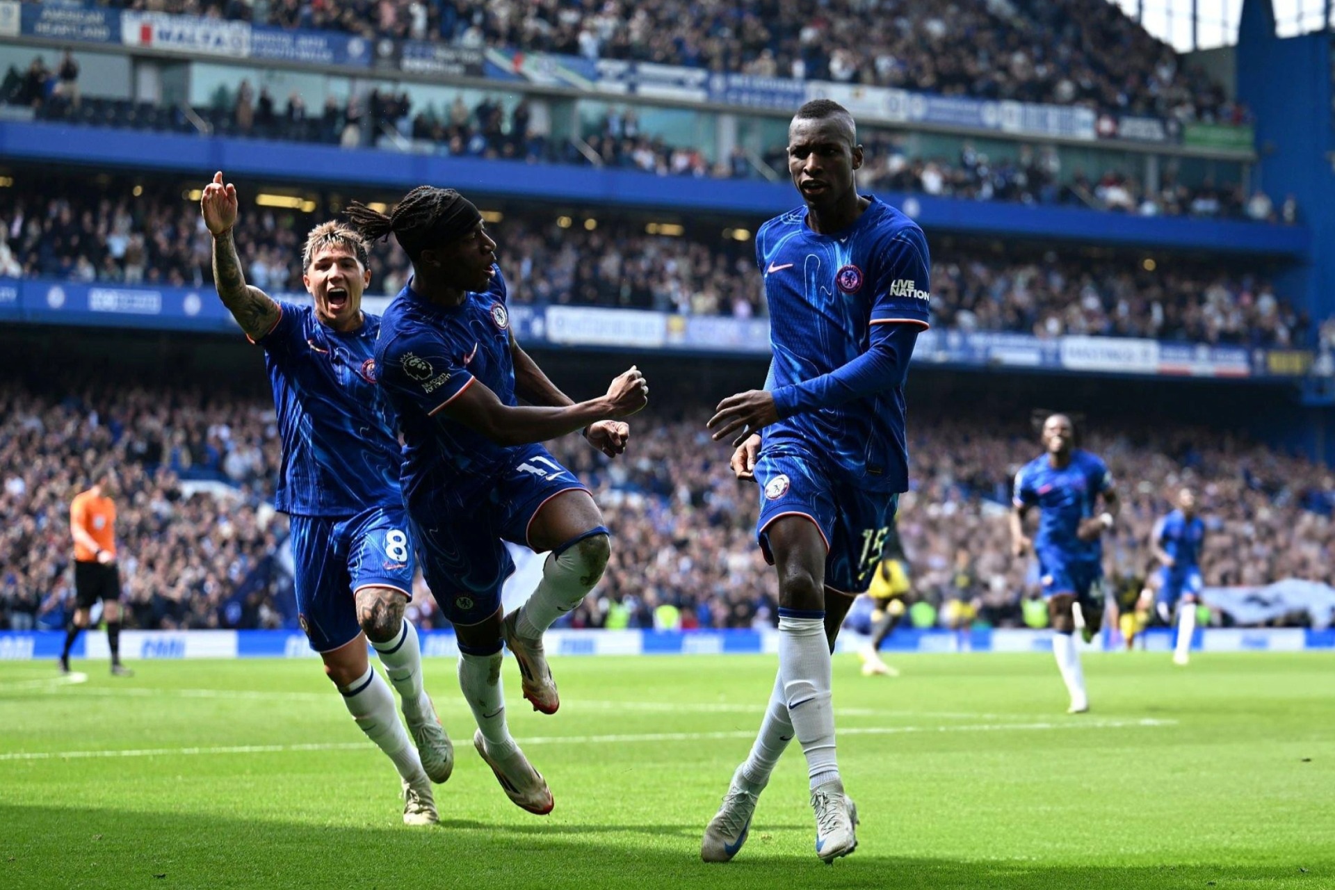 Hạ Everton, Chelsea chen chân vào nhóm dự Champions League