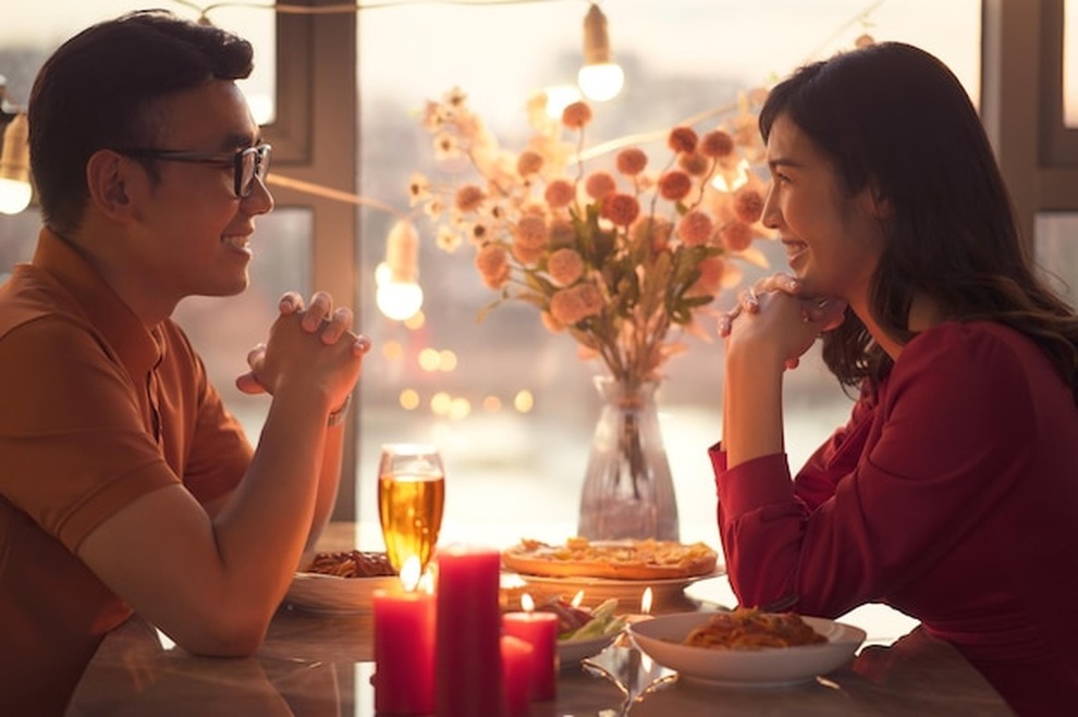 Đề nghị chia đôi tiền bữa tối, tôi giật mình trước phản ứng của bạn gái