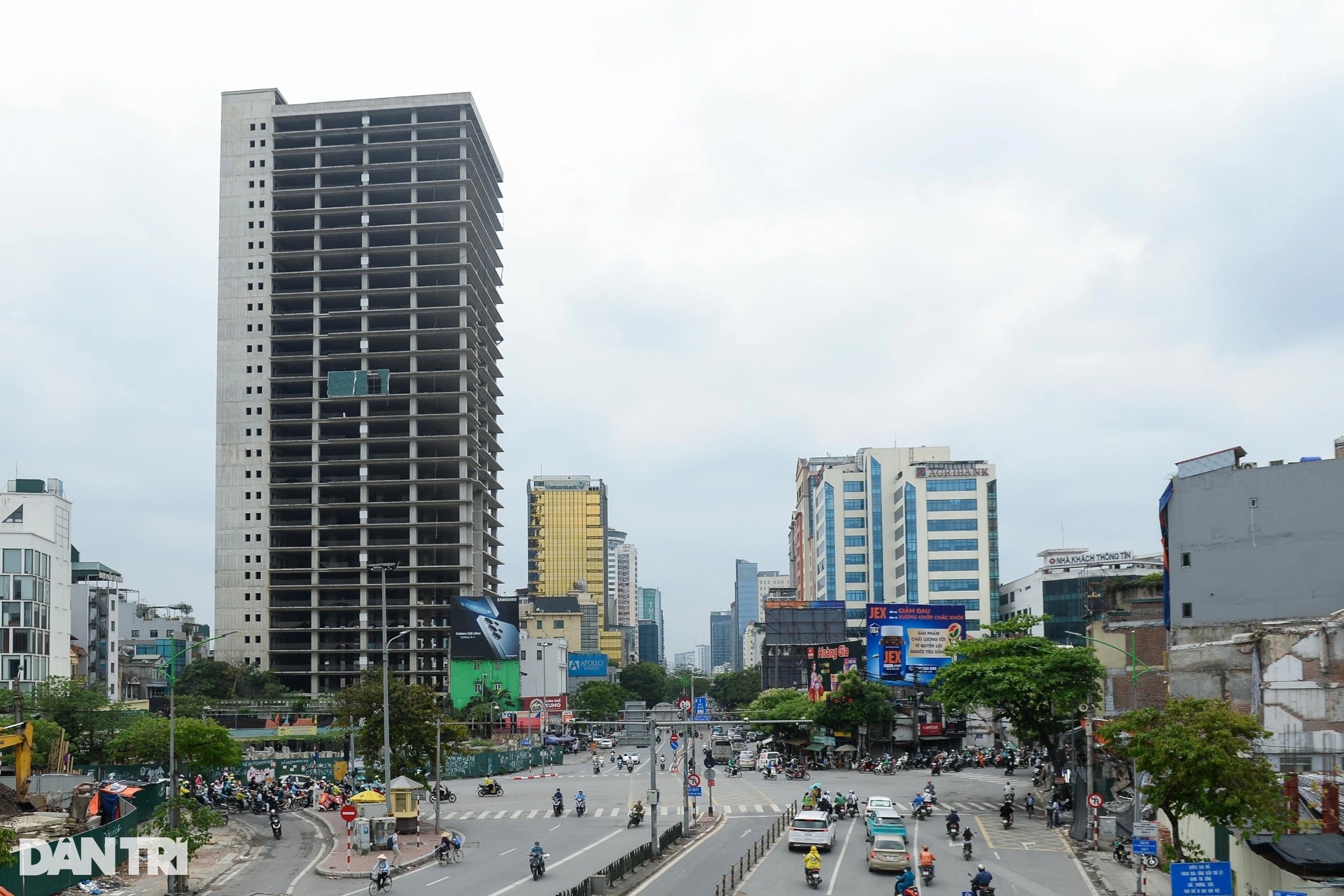 Những tòa nhà chọc trời bị bỏ hoang trên "đất vàng" Hà Nội