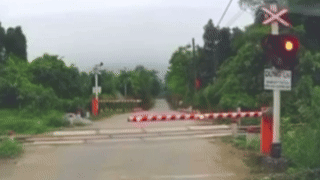 Gác chắn đường sắt tự động mở khi tàu hỏa đang lao tới