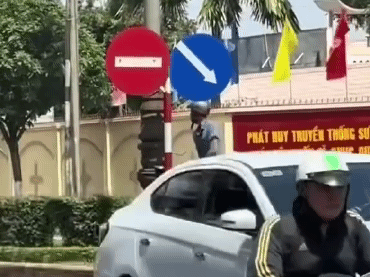 Người đàn ông vác búa tạ đập phá biển báo giao thông ở Đắk Lắk