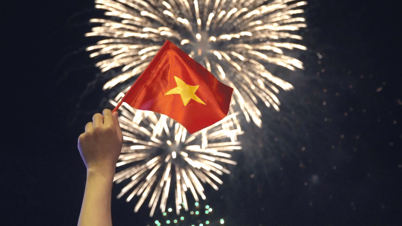 Người dân reo hò, tán thưởng khi pháo hoa tầm cao sáng rực bầu trời TPHCM