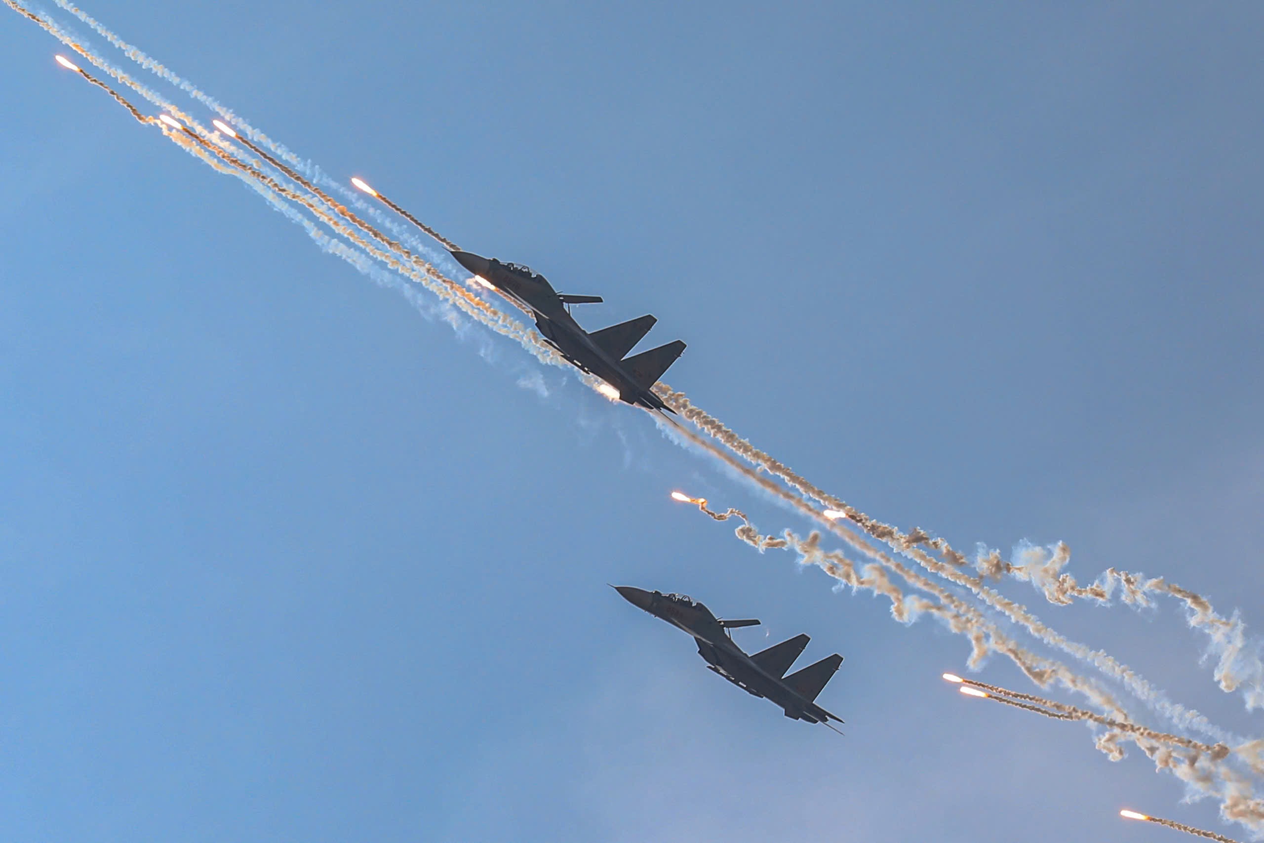 Tiêm kích Su-30MK2 thả bẫy nhiệt trên bầu trời TPHCM, người xem reo hò