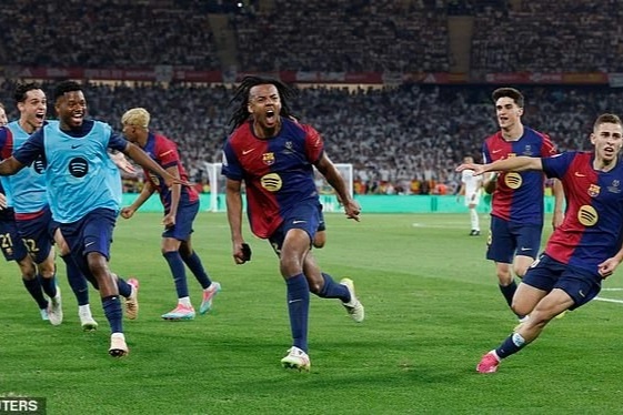 Phản ứng của HLV Ancelotti khi Real Madrid thua Barcelona, nhận 3 thẻ đỏ